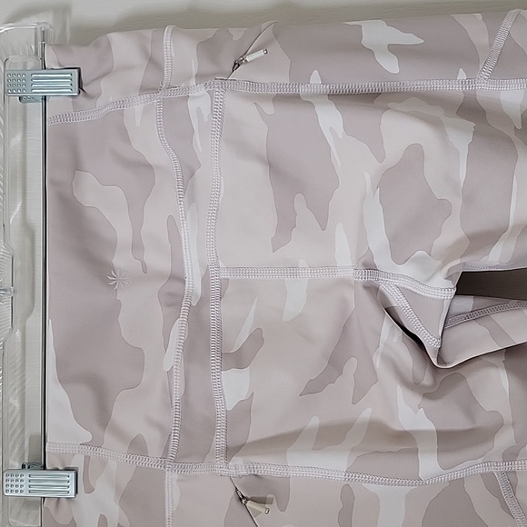 Athleta Size XS Cream/Ivory/Beige Camo Leggings, Zipper Pockets, EUC - Picture 4 of 16